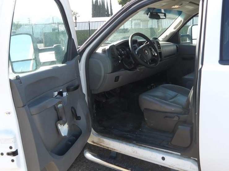 2013-chevrolet-silverado-2500-image-18