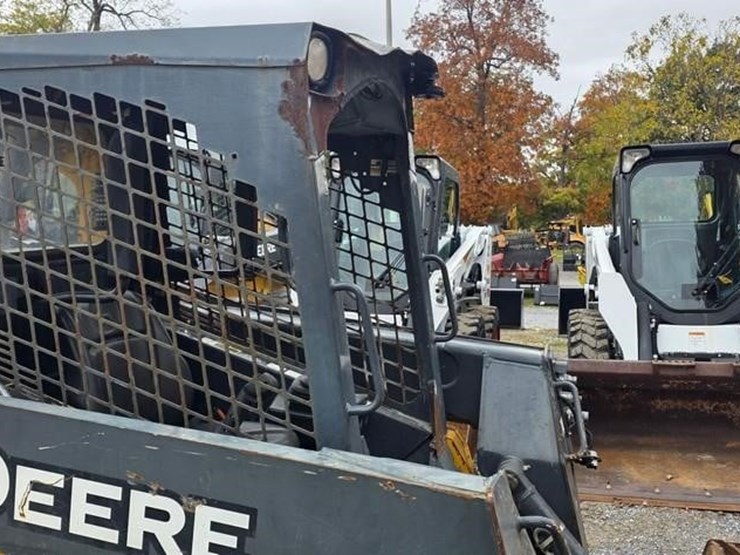 2017-deere-323e-image-10