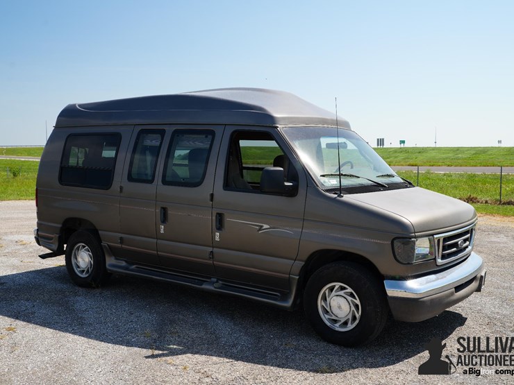 run-#23---2003-ford-e150-conversion-van-image-3