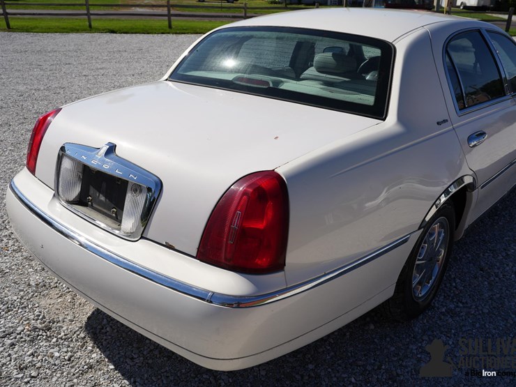 run-#41---1999-lincoln-town-car-signature-series-image-18