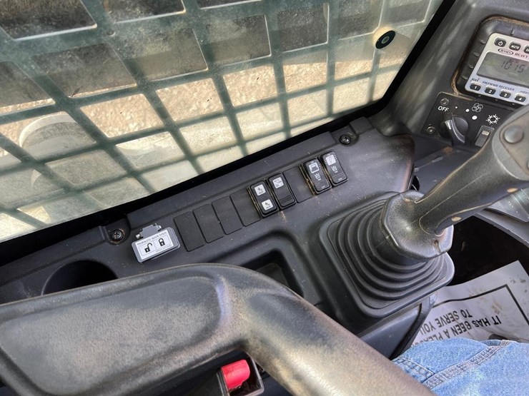2023-takeuchi-tl12v2-skid-steer-loader-image-23