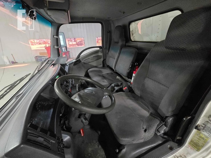 2012-isuzu-npr-hd-image-9