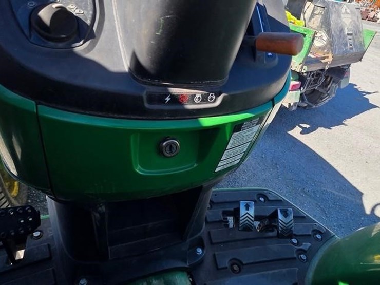 john-deere-4052m-image-40