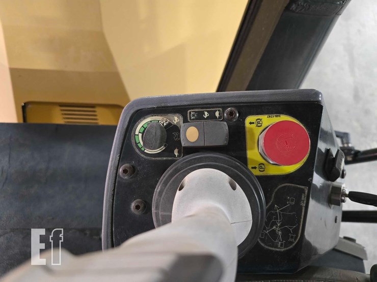 2009-caterpillar-cb64-image-23