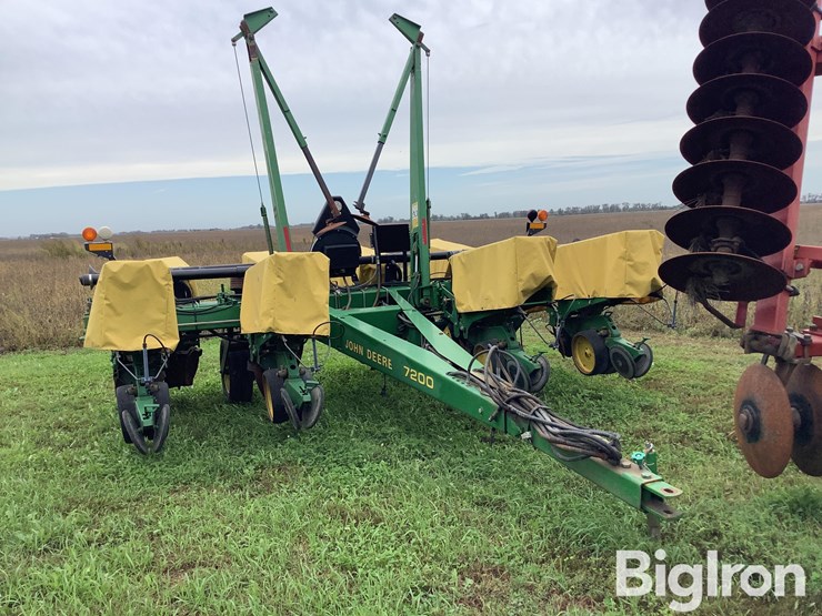 john-deere-7200-8r38-planter-image-2