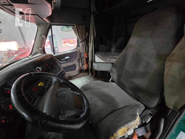 2018-freightliner-cascadia-113-image-8