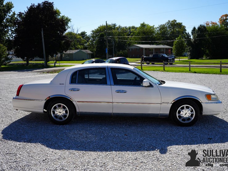 run-#41---1999-lincoln-town-car-signature-series-image-4
