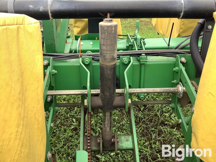 john-deere-7200-8r38-planter-image-19