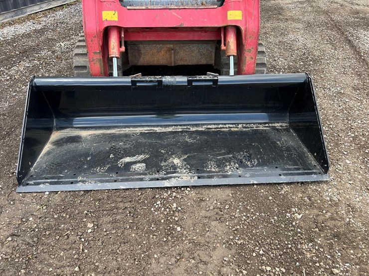 2014-takeuchi-tl12-skid-steer-loader-image-12