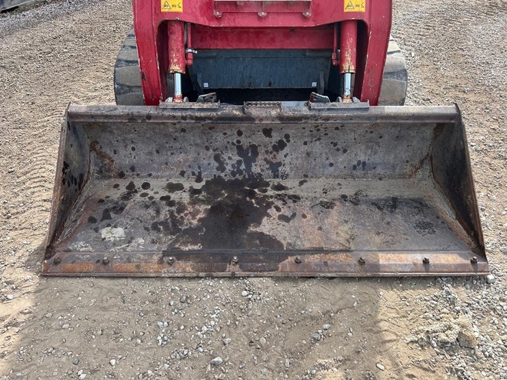 2023-takeuchi-tl12v2-skid-steer-loader-image-12