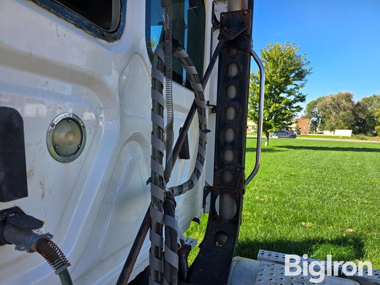 2019-freightliner-cascadia-125-t/a-day-cab-truck-tractor-image-9