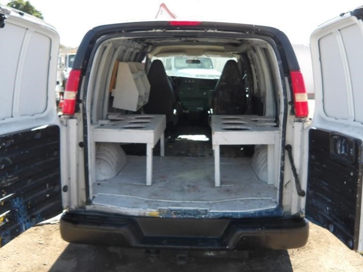2016-utility-van-image-18