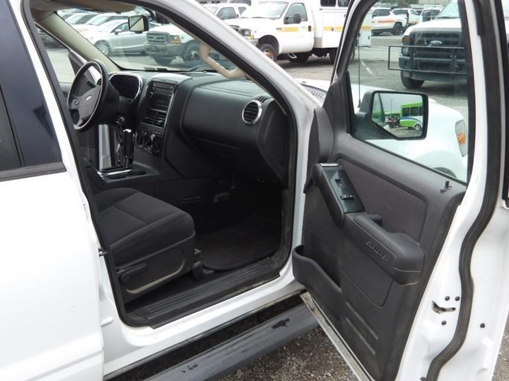 2010-ford-explorer-image-11