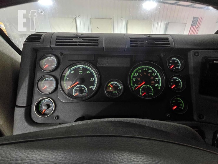 2018-freightliner-cascadia-113-image-11