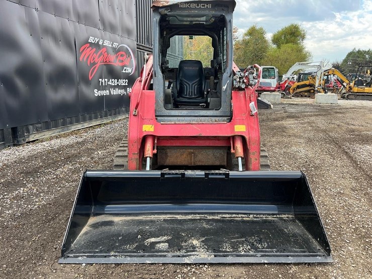 2014-takeuchi-tl12-skid-steer-loader-image-11