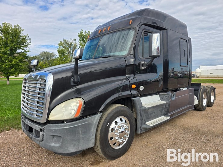 2014-freightliner-cascadia-125-t/a-truck-tractor-image-1