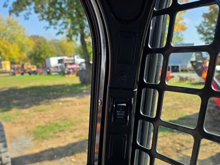 2016-bobcat-s650-image-51