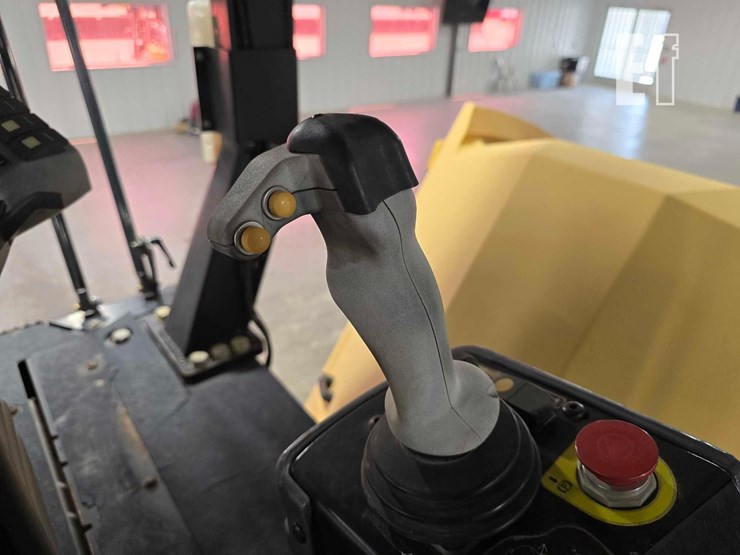 2009-caterpillar-cb64-image-21