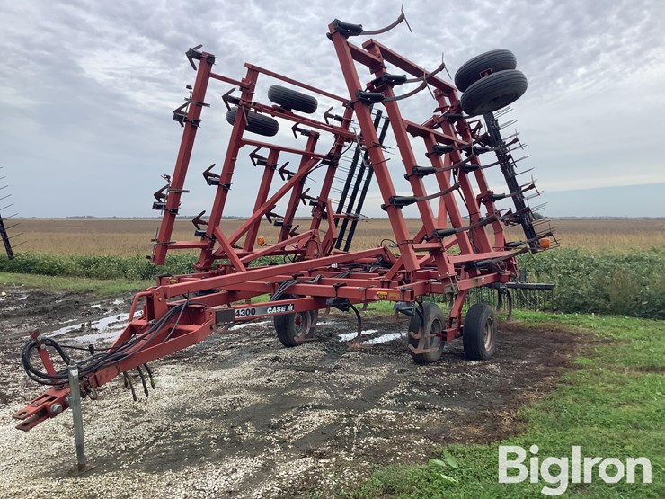 case-ih-4300-field-cultivator-image-1