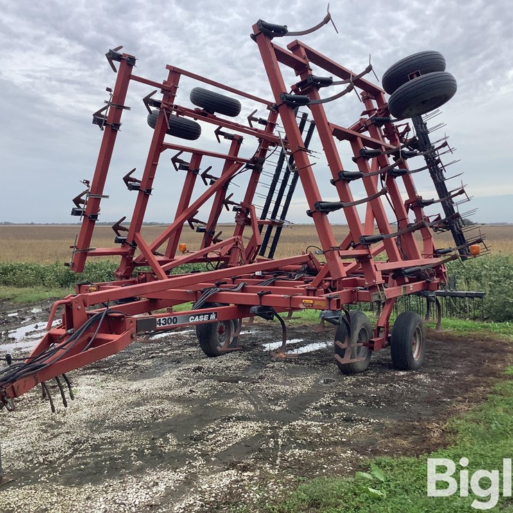 Case IH 4300 Field Cultivator