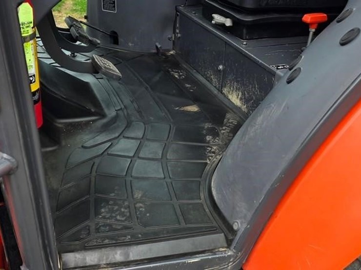 2017-kubota-m5-091d-image-54