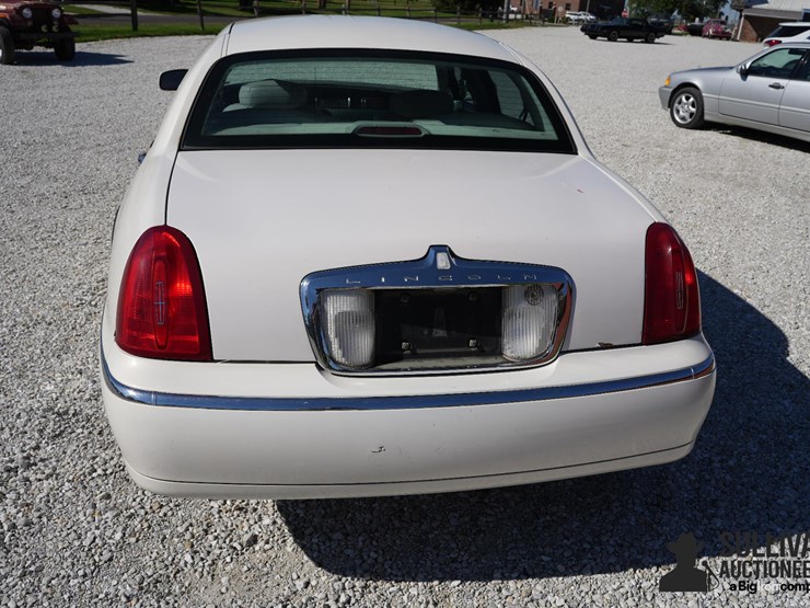 run-#41---1999-lincoln-town-car-signature-series-image-17