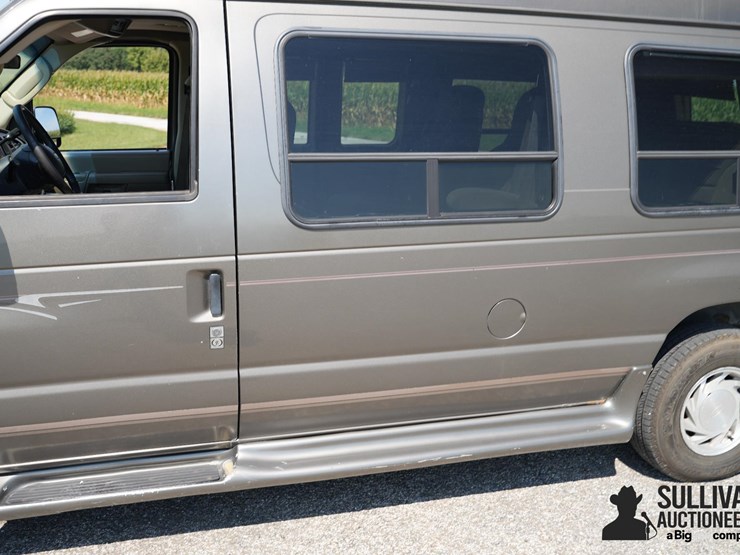 run-#23---2003-ford-e150-conversion-van-image-17