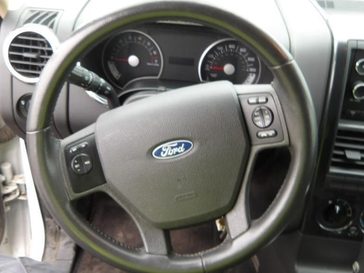 2010-ford-explorer-image-16
