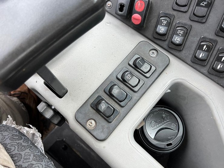 2019-case-221f-wheel-loader-image-24