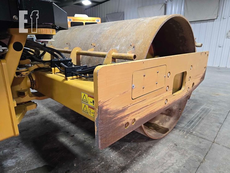 2016-caterpillar-cs56b-image-11