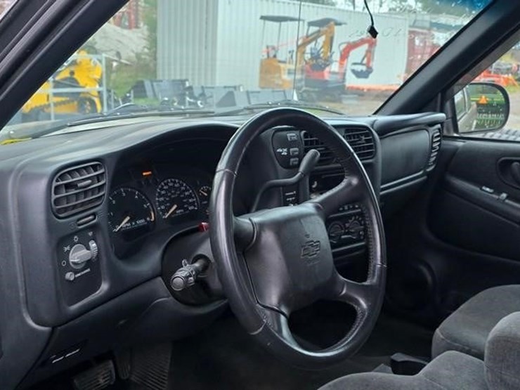 2002-chevrolet-s10-image-18