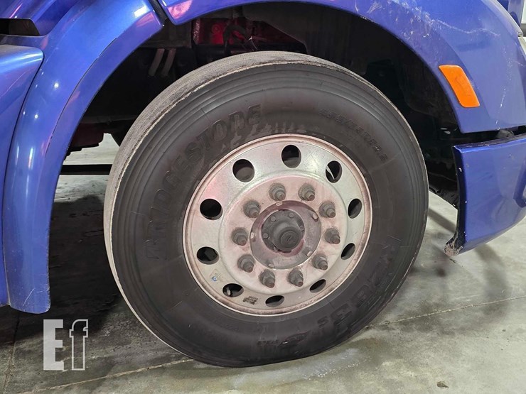 2019-peterbilt-579-image-25