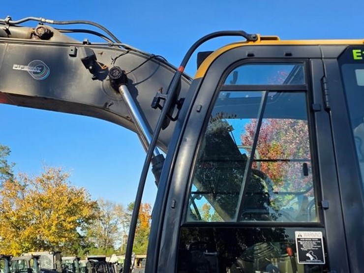 2015-deere-135g-image-35