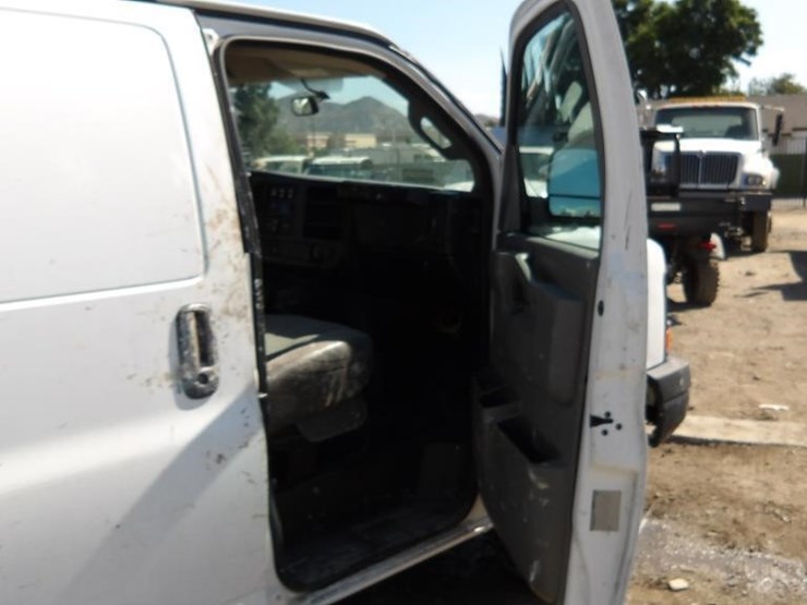 2016-utility-van-image-15