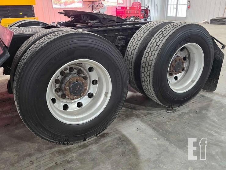 2017-kenworth-t680-image-19