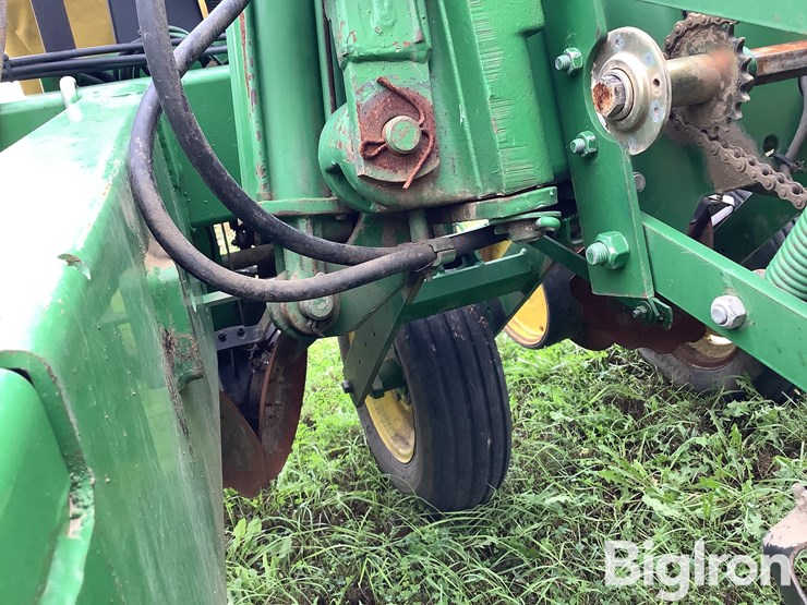 john-deere-7200-8r38-planter-image-14