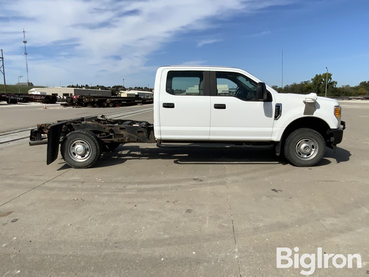 2017-ford-f350-xl-super-duty-4x4-crew-cab-&-chassis-image-4
