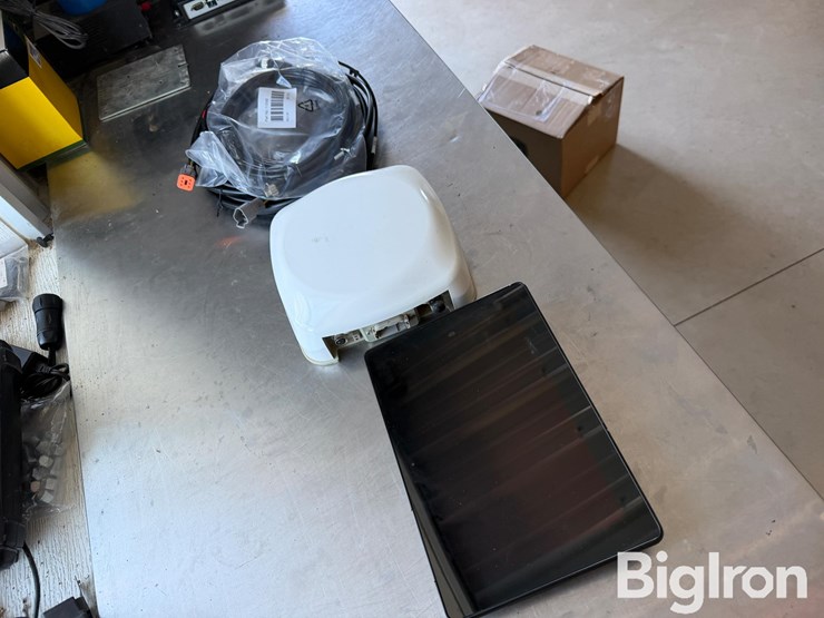 2021-trimble-xcn-1050-&-nav-900-globe-&-display-image-3