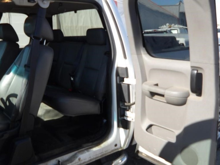 2013-chevrolet-silverado-2500-image-17