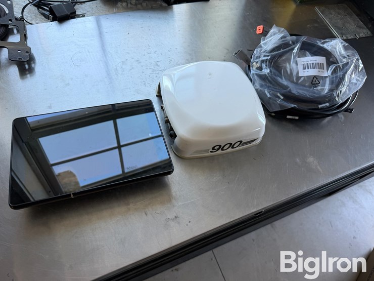 2021-trimble-xcn-1050-&-nav-900-globe-&-display-image-1