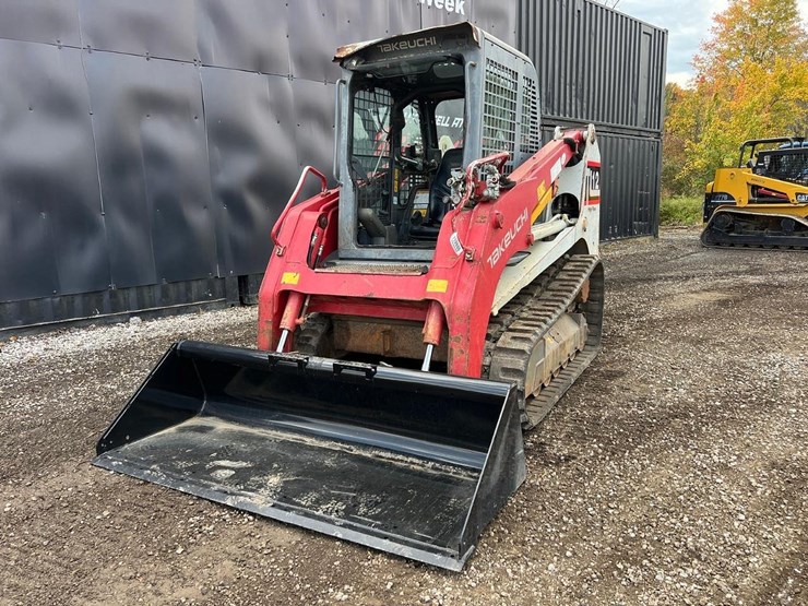 2014-takeuchi-tl12-skid-steer-loader-image-2