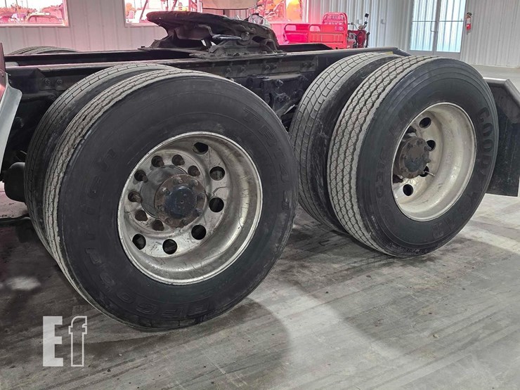 2019-peterbilt-579-image-21