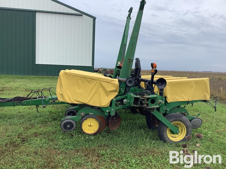 john-deere-7200-8r38-planter-image-8