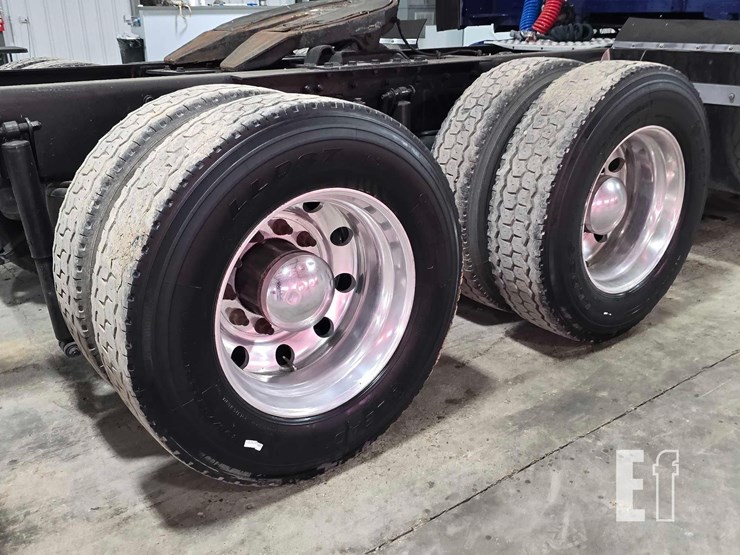 2015-kenworth-t680-image-25