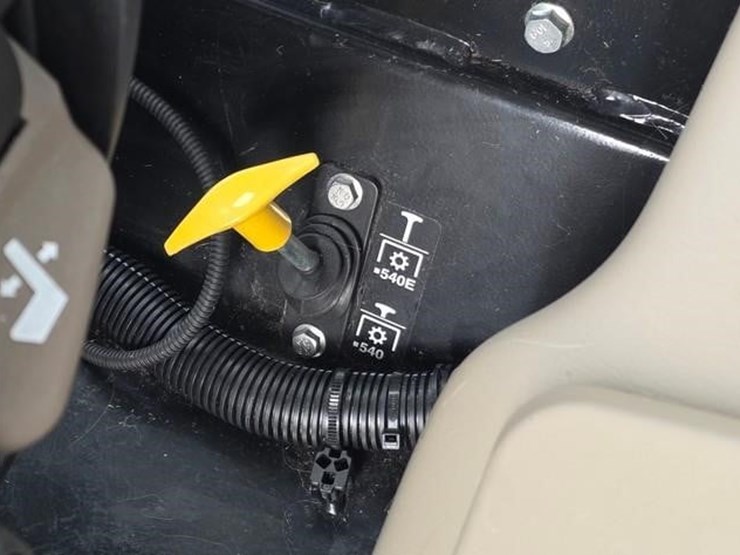 2016-john-deere-5065e-image-57