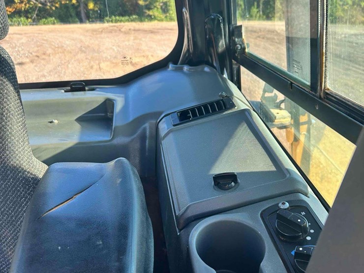 2018-caterpillar-d5k2-xl-image-37