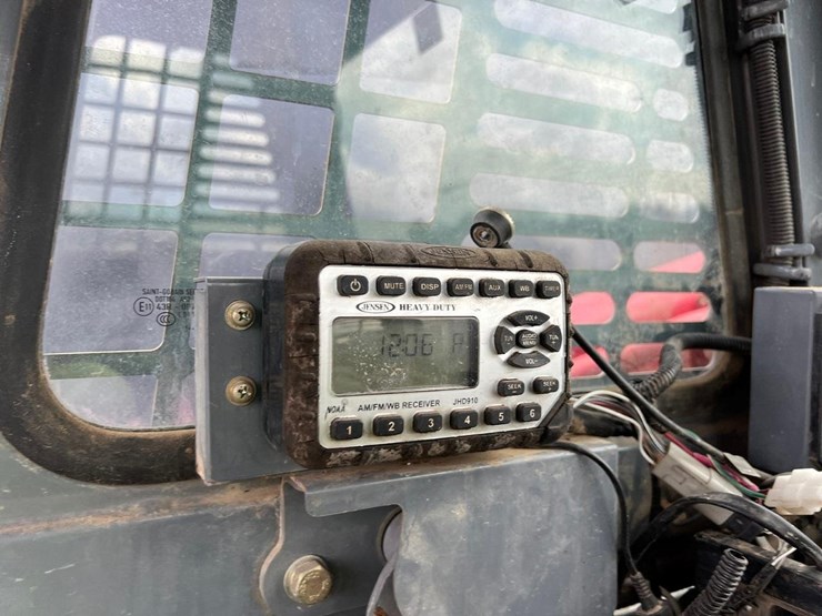 2014-takeuchi-tl12-skid-steer-loader-image-23