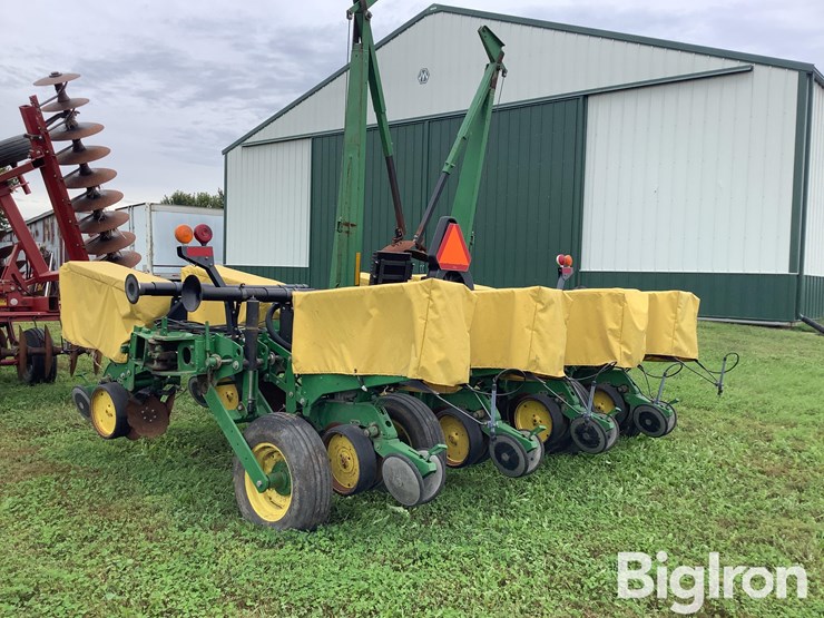 john-deere-7200-8r38-planter-image-7