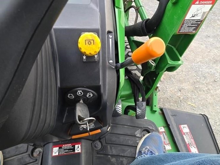 2014-john-deere-1025r-image-44