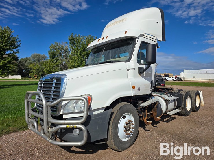 2019-freightliner-cascadia-125-t/a-day-cab-truck-tractor-image-1